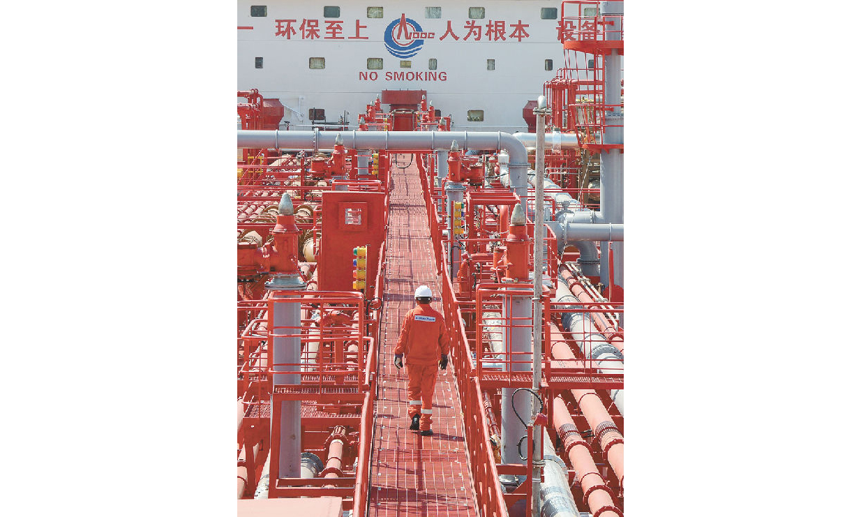 “海洋石油121”的前身是运输油轮“凤凰洲”，在服役的12年里，穿梭于大海与码头间，将南海各油田的原油运输至沿海炼厂。2018年12月，“凤凰洲”进入深圳友联船厂，斑驳的船体，满身的藤壶，仿佛诉说着顶风破浪的故事。在这里，她接受大规模“手术”，新增单点、外输、计量系统，改造船体结构、电仪、消防、救生、通讯等系统，迎来“凤凰涅槃”后的二次生命。图为在船厂改造中的“海洋石油121”。