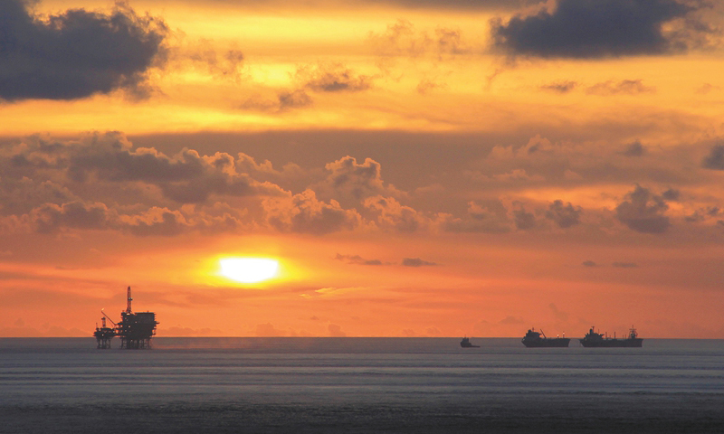 “‘南海盛开’号最后一次外输作业结束，完成历史使命，全体船员向陆丰油田作业区告别。”4月25日，老船长何庆培通过海事电话与陆丰13-2平台总监卢世忠依依惜别。“南海盛开”号坚守陆丰油田海域的近9500天里，3000多万立方米、760船次原油从这里输出，一部分出口至日本，更多的输送至我国沿海各地，化为工业血液。图为“南海盛开”号（右）最后一船原油提油作业。