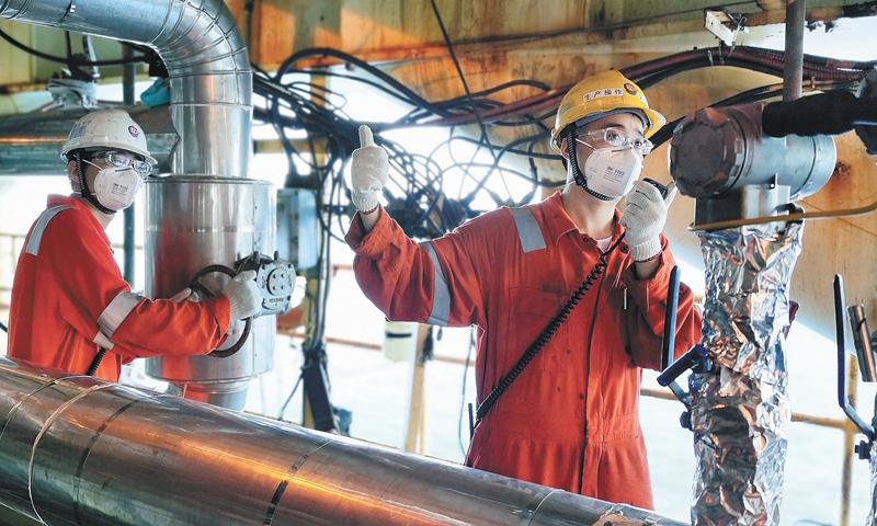 5月3日至6日，“海洋石油121”两次回接和解脱单点系统试验成功。第三次回接后，陆丰13-1、陆丰13-2、陆丰7-2等油田全面复产，滚滚原油汇入“海洋石油121”的油舱。船长陈付地想起自己上个海班在“南海盛开”号工作时的场景，同样的海域，同样的责任，如今掌舵的已是性能更卓越的巨轮。图为储油轮替代工程结束后，陆丰13-1平台启井复产。