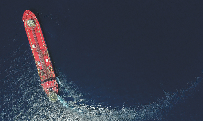 200公里外的珠江口海域，“海洋石油121”巨大的船桨快速旋转，海面翻起朵朵浪花，橙红的船体在蔚蓝的大海上画出一个完美的圆形。出海试航后，“海洋石油121”返回船厂，等待原位替代“南海盛开”号的出征命令。图为“海洋石油121”海试中。