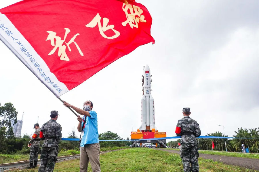 长五B火箭垂直转运现场。（宿东 摄）