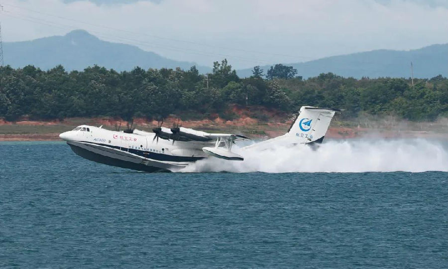 图为5月8日，AG600飞机今年首次水上滑行。
