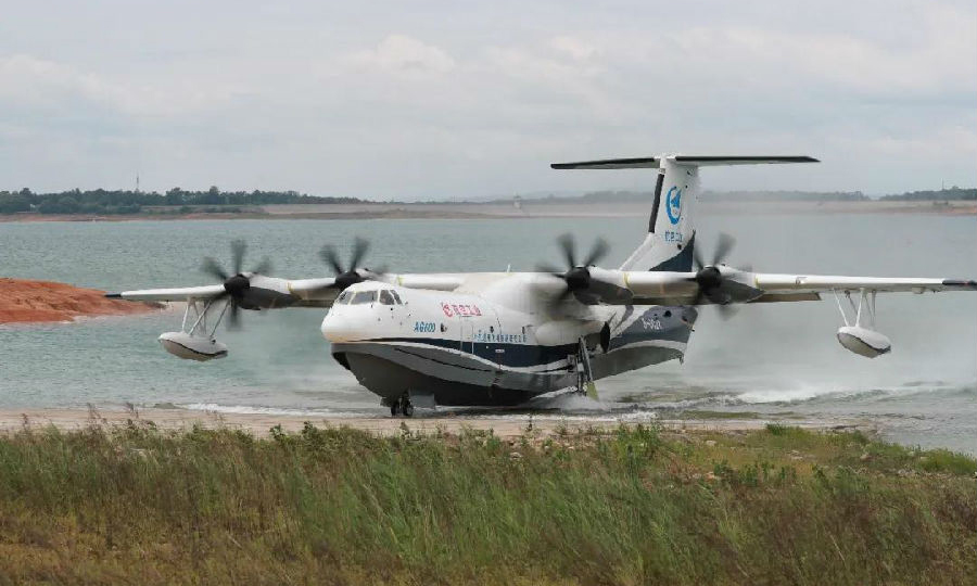 图为5月8日，AG600飞机完成今年首次水上滑行。