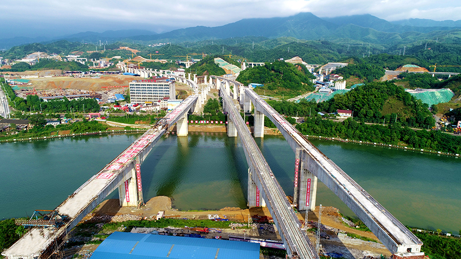 图为舞水湾滩特大桥横跨大河侧景。（向雅斯 摄）