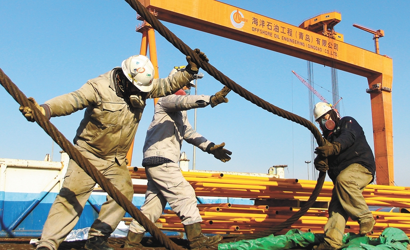 施工人员合力拖动绳索为接下来火炬臂吊装做好准备。