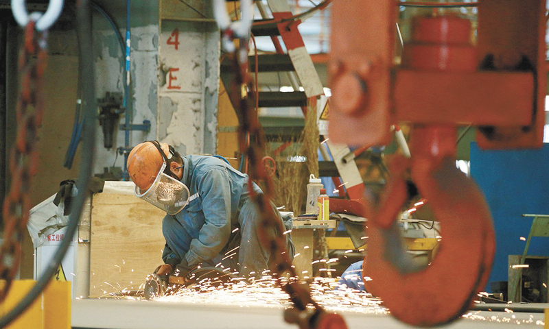 这个甲板面积相当于2个标准足球场、高度超过20层楼、排水量超过9个“雪龙号”、耗费钢材超过“鸟巢”国家体育馆、铺设电缆超过北京到青岛距离的大家伙，建造过程仅仅用了22个月，堪称一次工程奇迹。图为作业人员船体建造现场，进行船体分段预制工作。