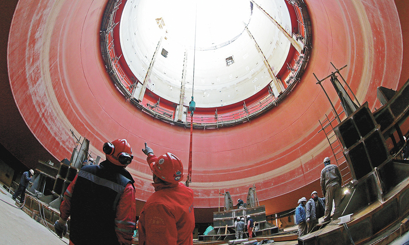 在这期间，流花16-2建造项目组克服新冠肺炎疫情的影响，攻克大型复杂单点毫米级高精度控制、超高精密滑环集成等建造施工难题，不仅确保各项质量指标超过项目质量目标要求，还提前40天完成单点集成工作。图为船体月池内施工人员正在紧张地进行施工作业，为即将进行的单点吊装做好准备。