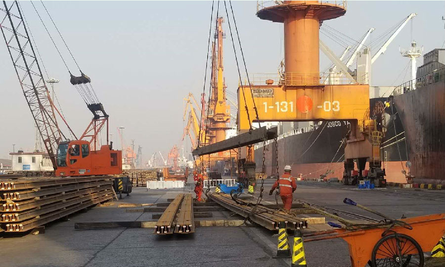 图为5月4日，钢轨在天津港打包完毕准备出海。