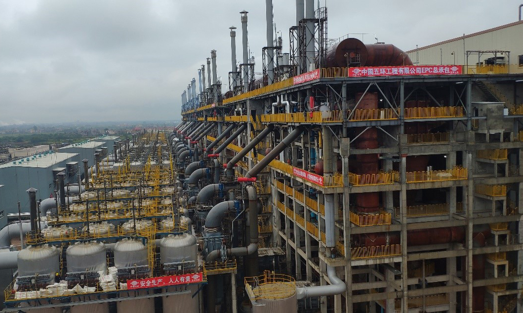 6月5日，中国化学工程所属中国五环济民可信工业燃气主体装置EPC项目（简称“高安项目”）气化1系列气化1#炉一次点火成功，吹响了项目气化装置投料试车的号角。项目气化装置煤气化装置采用黄台炉煤气化技术（富氧常压循环流化床气化技术），共有16套常压循环流化床气化炉（CXL6000I），每4台为一个系列，单炉产工业燃气气量（干基）为67900 Nm3/h。该装置设备全部国产化，且可在满足燃料气总需求的前提下，最大限度回收可利用的能源，达到高效、节能、环保的目的。