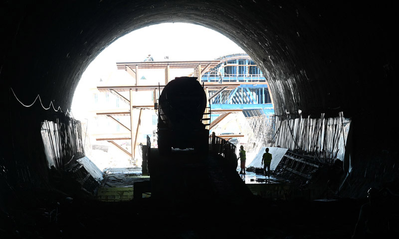 图为6月15日，中铁上海工程局集团有限公司人员在福厦铁路奎坑隧道口施工。（新华社记者 林善传 摄）