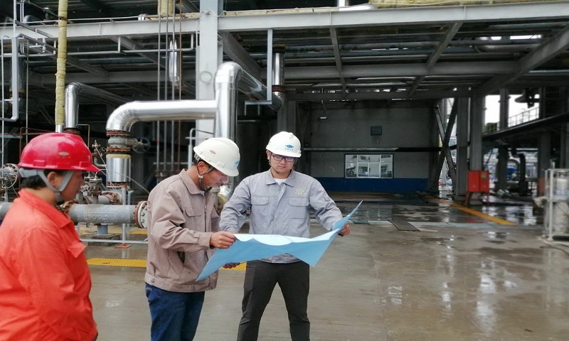 中国化学工程三公司承建的制氢中心占整个项目近一半的工程量，合同额2.5亿元。图为工程技术人员就气化单元电缆走向与施工班组进行技术交底。