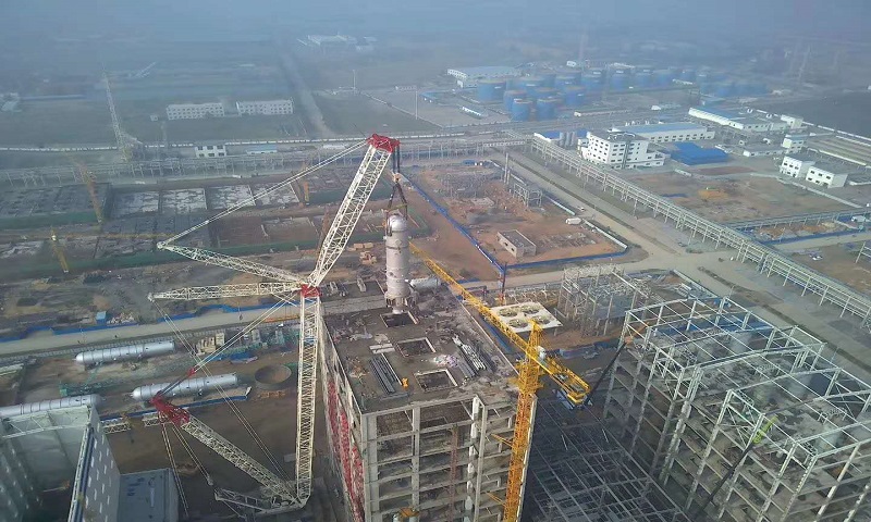 7月13日，由中国化学工程十一建公司承建的内蒙古汇能煤化工有限公司煤制天然气项目（二期工程）多喷嘴对置式气化炉吊装成功。图为设备垂直后放入气化框架吊装孔。