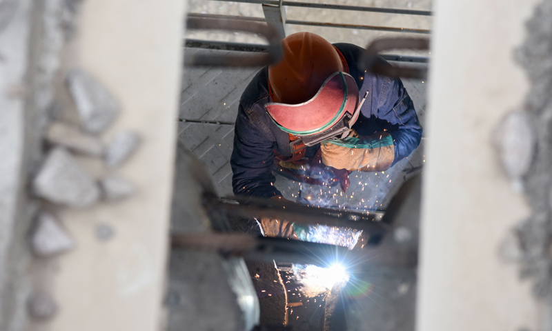图为7月18日，中铁一局的施工人员在进行电焊作业。（新华社记者 丁磊 摄）
