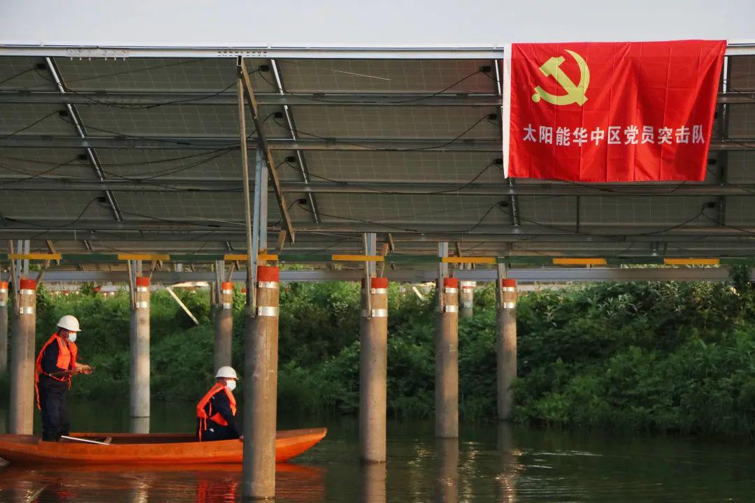 图为近日，中节能太阳能公司防汛保电现场。