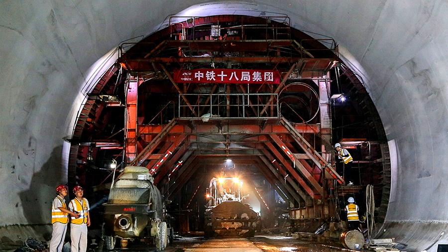 全长271公里的杭绍台高铁连接了杭州、绍兴和台州，设计时速350公里，是国家首批社会资本投资铁路建设的示范项目之一，工程总投资约449亿元，全线架设桥梁70座，打通隧道56座，其中，全线最长的隧道—长达18.226公里的东茗隧道是制约全线工期的咽喉，也是我国华东地区最长的高铁隧道。图为杭绍台高铁东茗隧道施工现场。（刘超 摄）