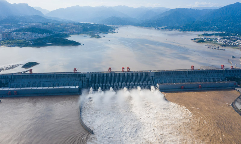 7月26日14时，受长江上游强降雨影响，三峡水库入库流量达50000立方米每秒，迎来长江2020年第3号洪水，27日14时洪峰流量达到60000立方米每秒，拦洪削峰达36.7%。图为7月27日，长江三峡枢纽工程开启泄洪深孔泄洪。新华社发（郑家裕 摄）