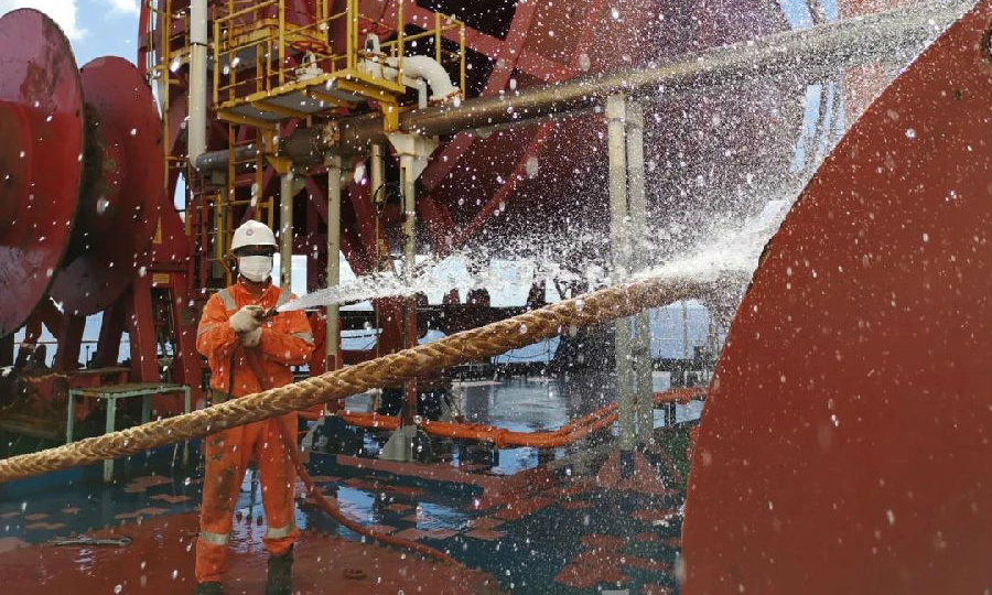 7月24日，有限深圳恩平油田“海洋石油118”FPSO（浮式生产储卸油装置）顺利完成第200船原油外输作业。图为为保障外输过程的安全，工作人员对缆绳进行淡水冲洗。