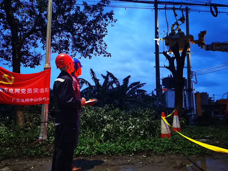 图为8月19日，南方电网广东中山供电局党员突击队在岗抗击台风，修复受损供电线路。（封晓媚 摄）