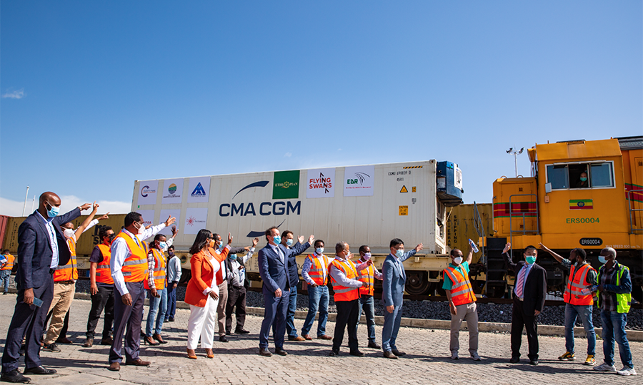 亚吉铁路推出冷藏箱运输，对促进埃塞农产品出口和农业创汇具有里程碑意义。图为亚吉铁路首列冷藏车启用。