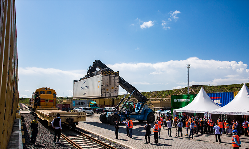 亚吉铁路由中国铁建中国土木和中国中铁组成的联营体负责运营和维护，是“一带一路”倡议标志性项目之一。自2018年1月1日商业运营以来，亚吉铁路积极服务埃塞和吉布提运经济发展和民生保障，运量平均每年呈40%的增长，运输门类从单纯的集装箱运输扩展到粮食、化肥、钢材、水泥、农产品等各个方面。图为首个冷藏集装箱正在装载。