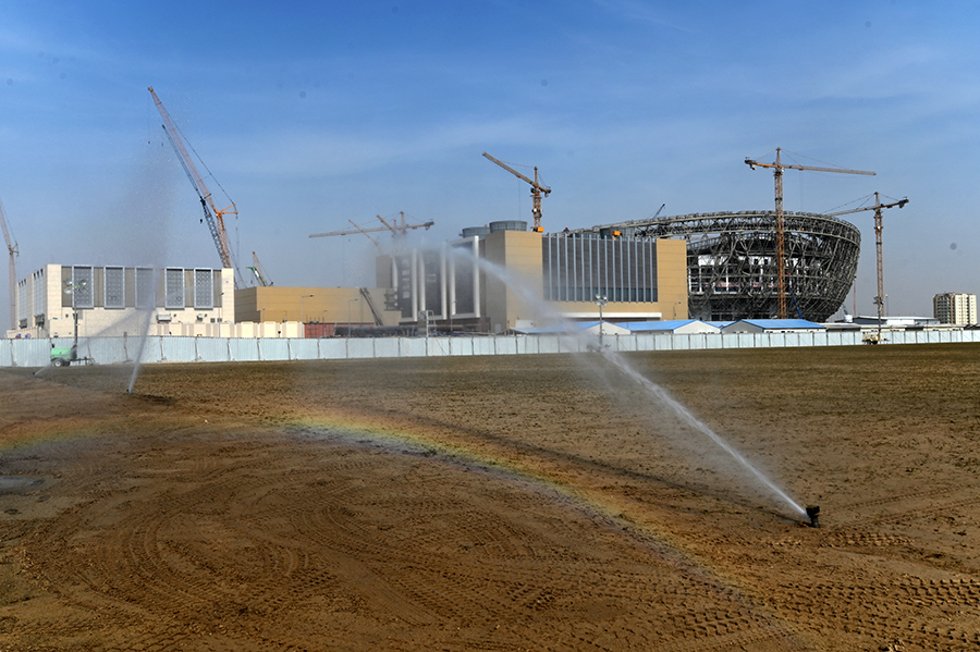 该项目是中国企业首次以设计施工总承包身份参建的世界足联最高标准专业足球场。作为2022年世界杯主场馆，将承担闭幕式、半决赛和决赛等重大赛事活动，是目前中国企业在海外建造的规模最大、容纳人数最多的专业体育场馆。图为草坪灌溉养护。