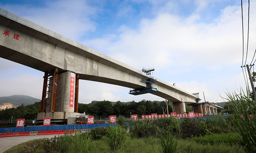 赣深高铁全线5处桥梁以空中转体形式跨越京九铁路，其中，柳城东江特大桥采用转体连续梁斜跨京九铁路和G205国道，单个转体T构最大重量7000吨。图为桥梁完成转体精准对接。