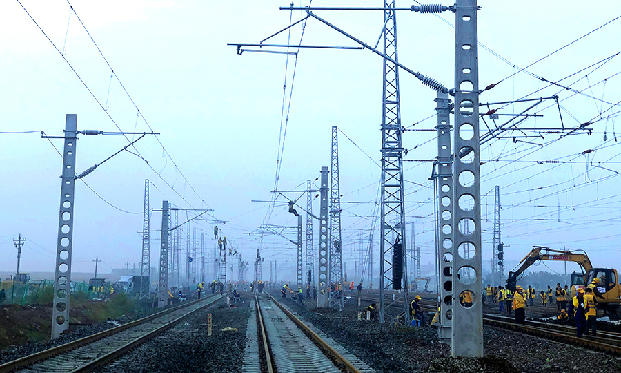 9月28日9时，经过5个多小时的不懈奋战，由中国铁建电气化局集团参建的浩吉铁路郜营车站改造工程顺利开通。