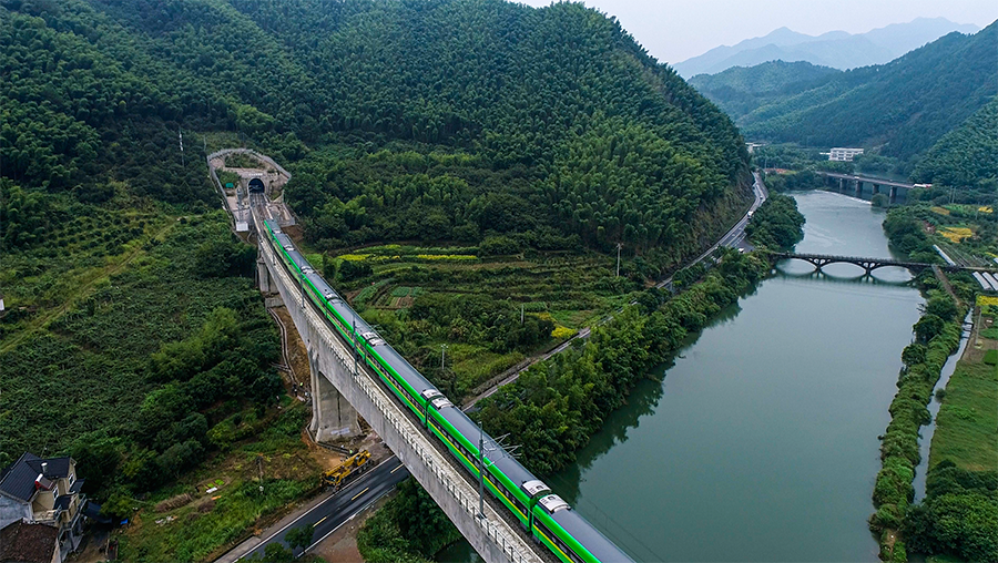 衢宁铁路是一条多方比选铁路。该项目从前期研究到建设通车历经10年，在沿线两省四地11县（区）的人民殷切期盼下，终于蓝图成真、建成运营。这其中离不开铁四院所有设计人员的踏遍青山、优选方案。