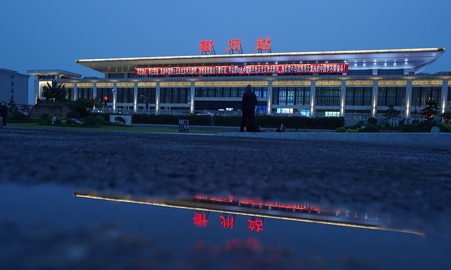 从整个路网来看，衢宁铁路北接上海至昆明铁路、衢州至九江铁路，南连东南沿海铁路，填补了闽东北、浙西南地区铁路网空白。据铁四院衢宁铁路指挥长屈文杰介绍，该铁路北连江南文化名城衢州，南接闽东重镇宁德，沿线山川秀美、峰峦起伏，分布着白水洋国家级地质公园、龙游石窟、归宗岩、鸳鸯溪等丰富的旅游资源，是一条典型的山海文化旅游交流通道，也是一条脱贫线、致富线。图为衢宁铁路起点衢州站。