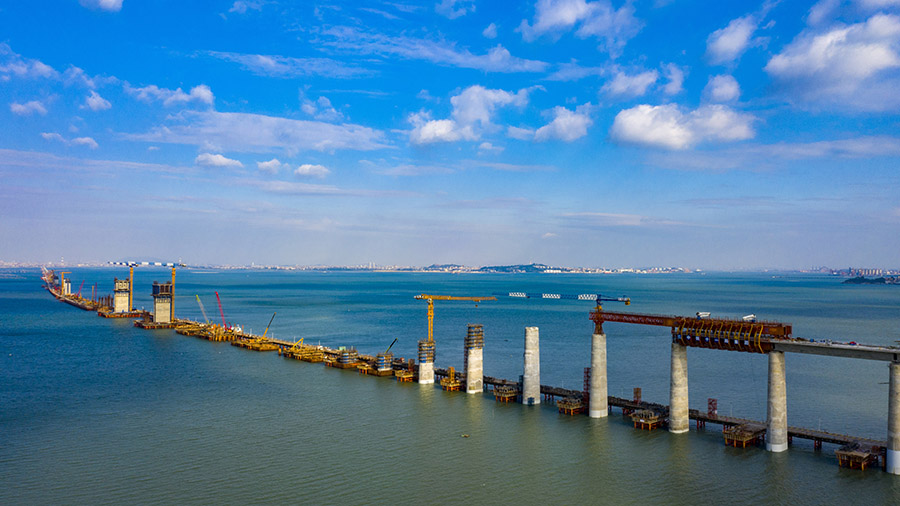 图为湄洲湾跨海大桥建设现场。（金伟 摄）