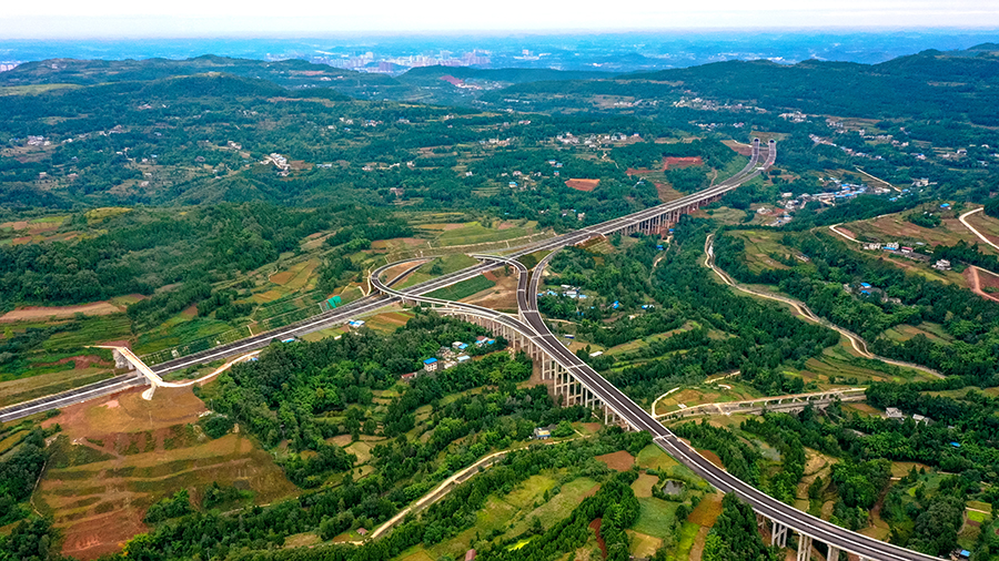 德简高速公路位于2008年汶川地震最严重区域，沿线人口稠密，地形复杂，路网密集。参建人员坚持绿色环保理念施工，常态化推进生态防护，全力打造“青山绿水”工程。图为隆兴互通。