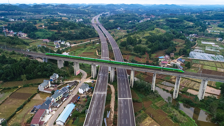 德简高速的建成通车，将进一步打通西部经济建设枢纽，更好融入成渝地区双城经济圈，让财富动脉更加畅行。同时对完善国家和四川省高速公路网，强化天府新区辐射带动作用，加快城市群发展，促进旅游等优势资源开发，提高抢险救灾交通保障能力等具有重要意义。图为五龙环溪河特大桥。