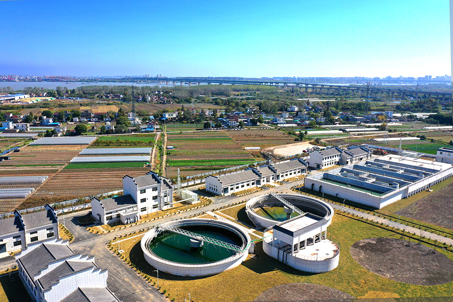 水厂采用先进的污水处理工艺改良AAO系统和生物除臭系统，经过多层过滤及处理，将有效减轻污水直排长江造成的污染。图为芜湖大龙湾污水处理厂。