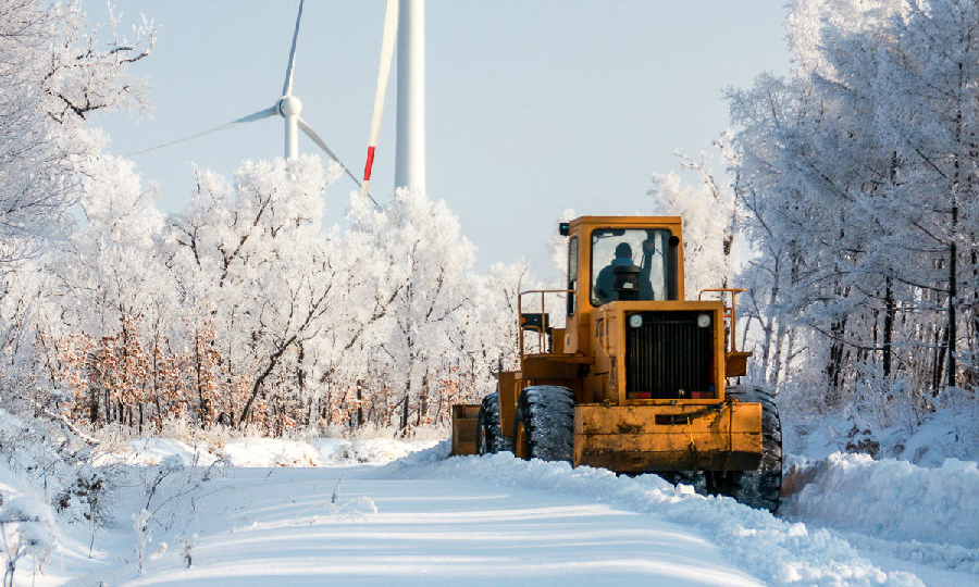 龙源黑龙江大黑山风电场开展雪后道路清雪工作。（张恩华 摄）