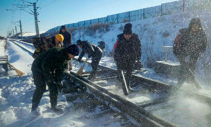 大雁公司成立“风雪突击队”，及时清理铁路沿线积雪，确保铁路畅通。（邹伟 摄）