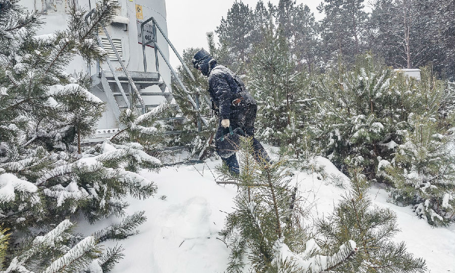 龙源黑龙江驿马山风电场员工顶风冒雪前往风机位检修。（谭钧天 摄）