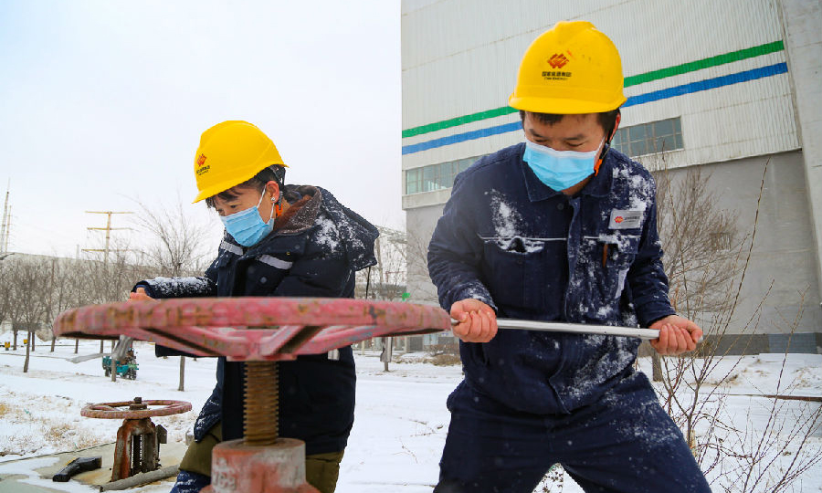 新疆能源红雁池公司运行部员工调整供暖疏水阀门，确保严寒天气供热压力稳定。（沃利森 摄）