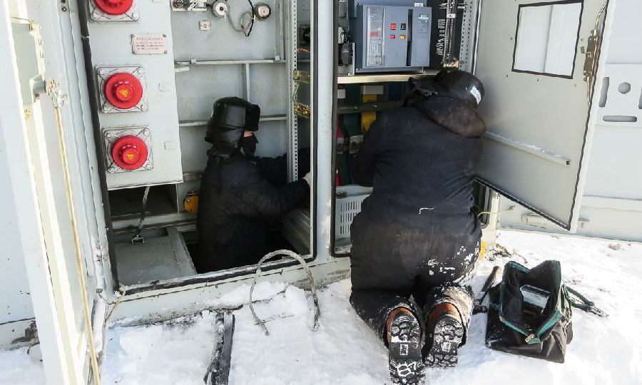 龙源新疆老风口风电场员工在雪中检修。（赟婷 摄）