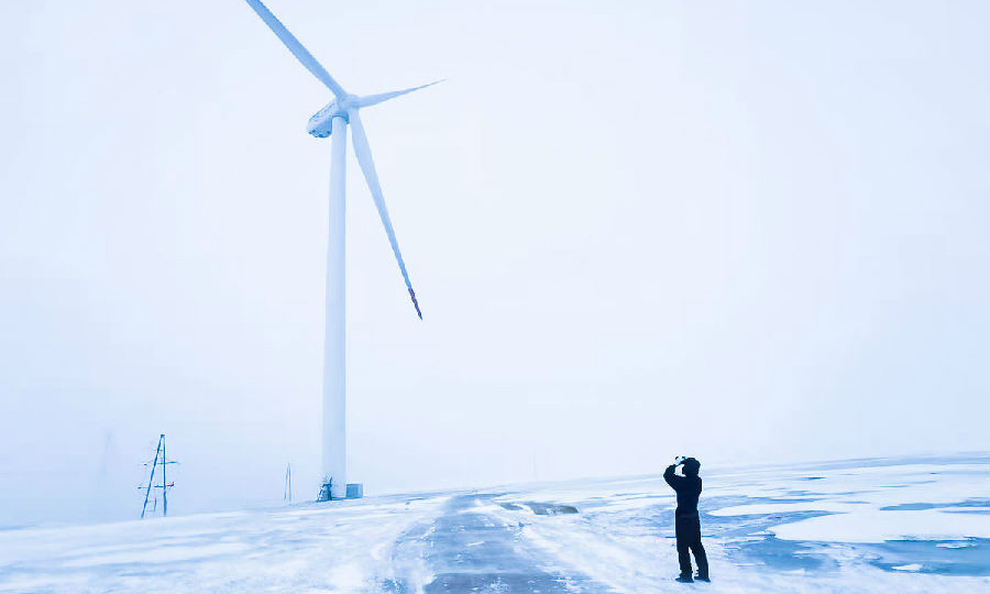 国华投资吉黑乾安风电场员工进行暴雪天气升压站特殊巡视工作。（李志鹏 摄）