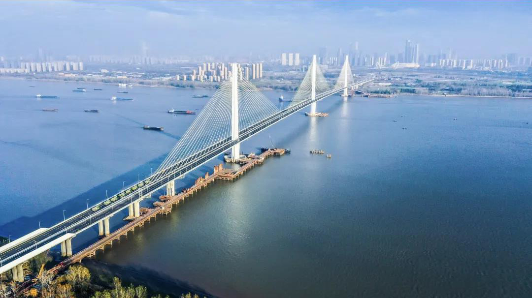 南京长江五桥是世界首座钢混组合索塔斜拉桥，是205国道和312国道的过江通道，设计双向六车道，主要满足城际交通。大桥通车后，将助力南京打造“绕城快速一环”，缓解过江压力，支持南京江北新区建设，同时对推动长江经济带发展，完善国家干线公路和长江下游地区过江通道布局具有重要意义。   图为南京长江五桥。