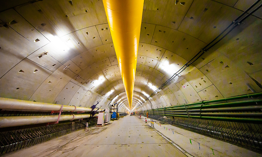 日前，在万里黄河第一隧——济南市济泺路穿黄隧道装饰装修施工中，随着最后一颗对穿螺栓安装完成，穿黄隧道盾构段龙骨骨架试拼成功。图为正在进行施工的穿黄隧道。（范成涛 摄）
