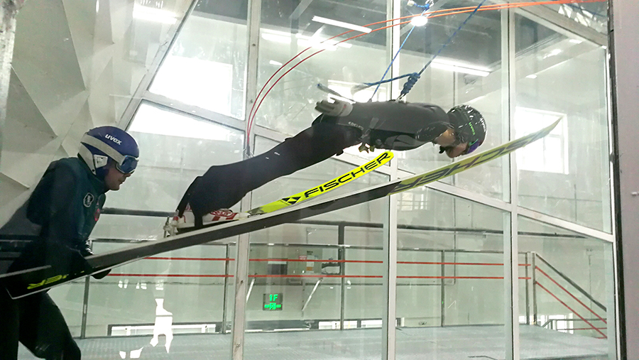 图为运动员在风洞训练。