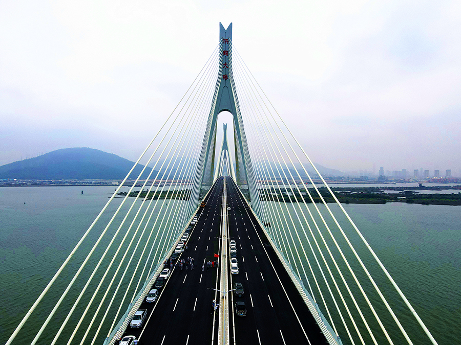 该桥全长9.654公里，主桥由两座主跨500米的双塔双索叠合梁斜拉桥串联而成，设计时速100公里，为双向6车道，是粤港澳大湾区及珠海市经济向西辐射的重要通道。图为建成后的珠海洪鹤大桥。（李若冰 摄）