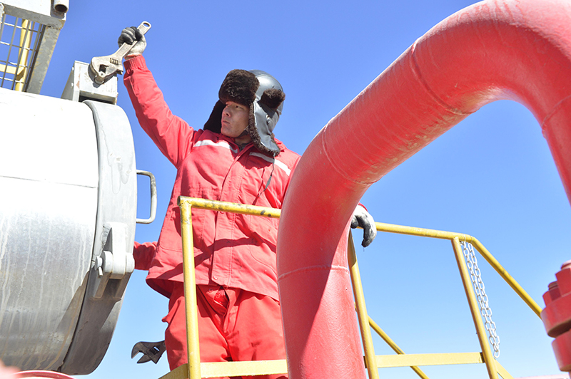 图为1月6日，中国石油天然气集团公司青海油田分公司采气一厂工作人员完成作业后拧上过滤器阀门。（新华社记者 张曼怡 摄）
