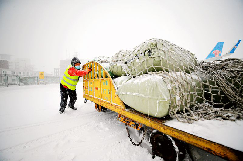 南航货运顶风冒雪保障货物运输。