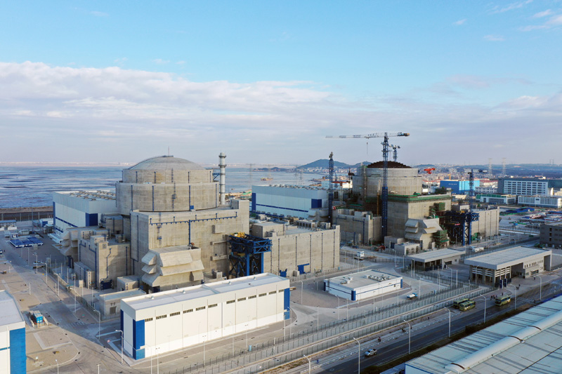 图为1月4日拍摄的“华龙一号”示范工程福清核电5号机组（左）和6号机组。（新华社发）