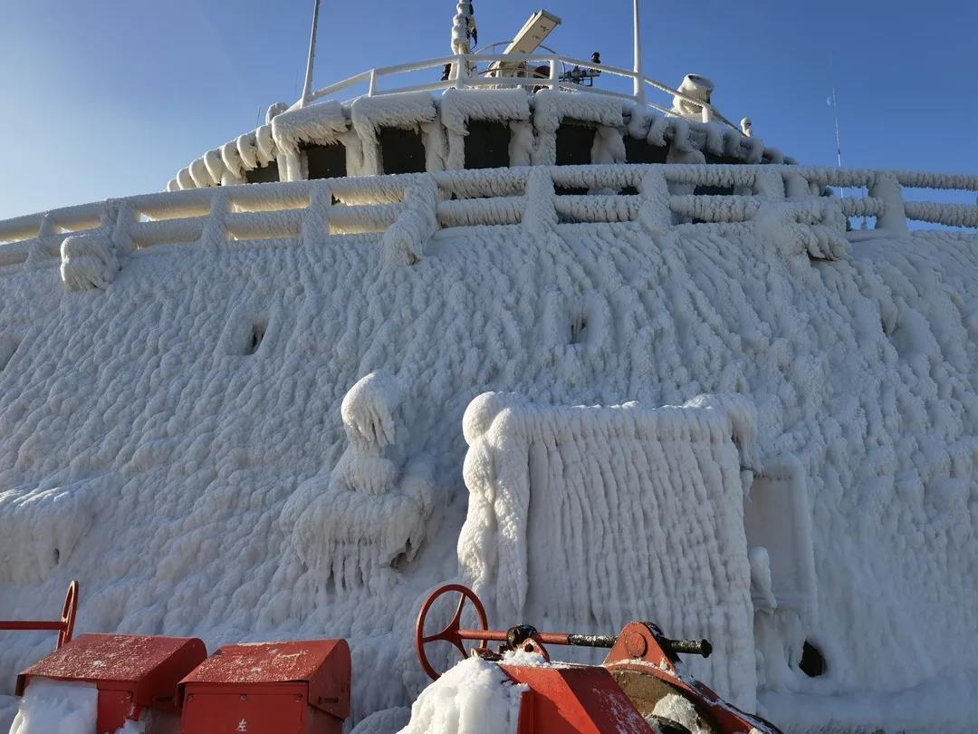 1月6日晚，渤海湾遭遇十年来最强寒流。中海油服船舶事业部“海洋石油640”船接到指令返港运送设备。当天，海上气温低于零下20摄氏度，为尽快抵达，“海洋石油640”船顶着风浪连夜航行。船头往海里扎一次，船身上就结一层冰，抵达码头，船舶已成为“冰堡”。