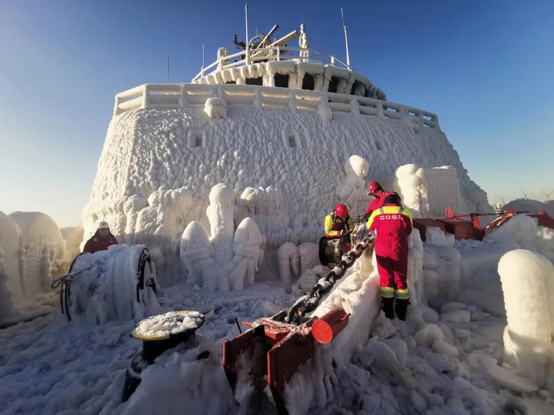 为了尽快消除船上冰块，中国海油工作人员不顾天寒“海”冻，紧锣密鼓地开展除冰工作。