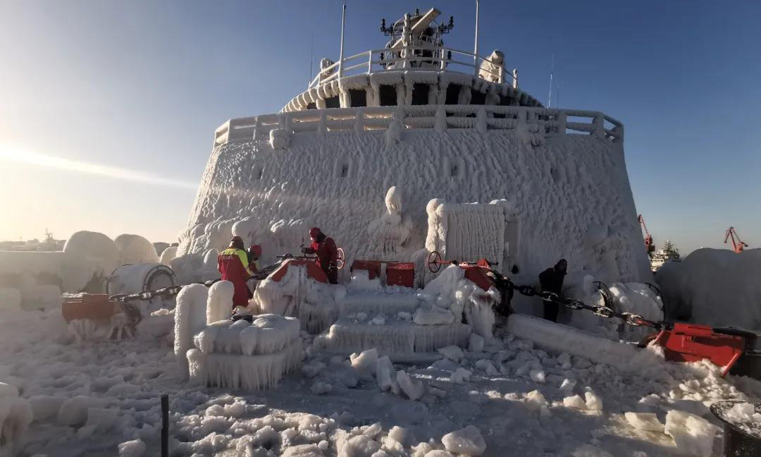 锚链被冻成了“冰链”，工作人员用各种工具一下一下把冰敲掉。据了解，此次寒潮给渤海海域带来严重冰情，中海油服已组织所有破冰船奔赴渤海破冰保生产。目前，“海洋石油640”船已安全靠岸，设备已成功送达码头。