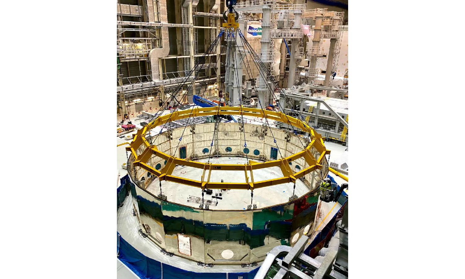当地时间1月14日，在法国南部卡达拉舍，国际热核聚变实验堆（ITER）托卡马克装置第三个重大部件——杜瓦下部冷屏成功落位至杜瓦底座内侧上方，吊装工作圆满完成。